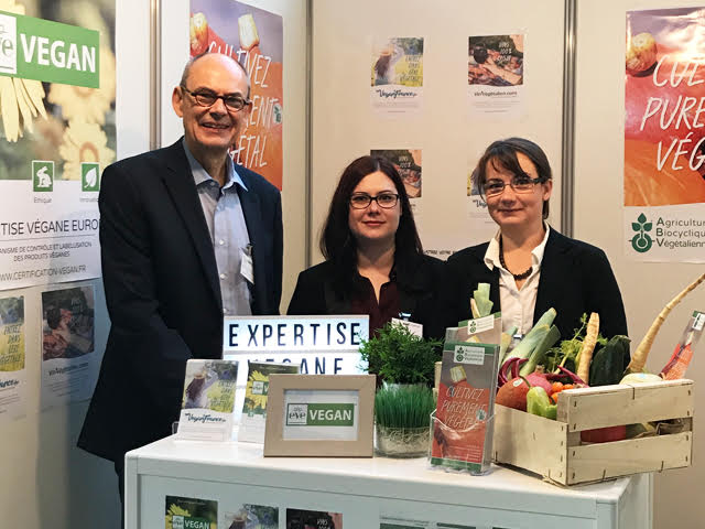 VEGAN FRANCE association at VEGGIEWORLD exposure Paris un octobre 2017. At left, our german partner Axel Anders from BNS NETWORK for biocyclic vegan standard (vegan organic farming network).